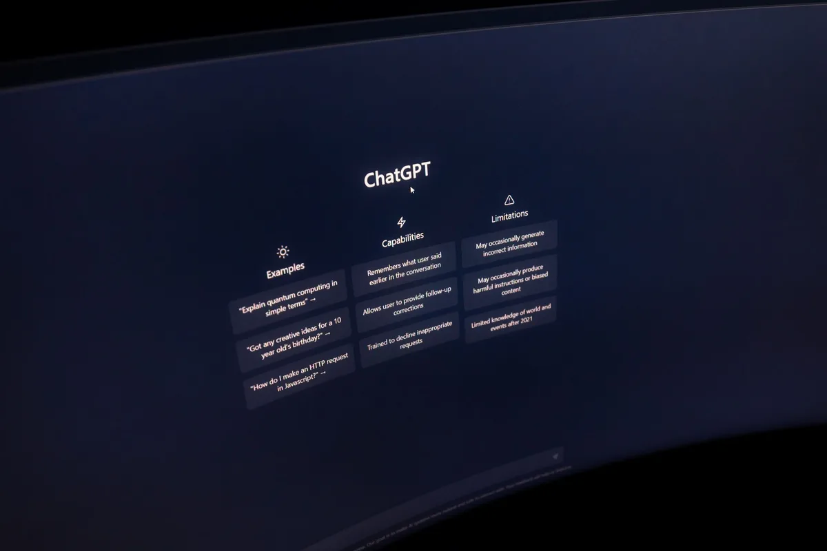 Smartphone display showing floating assistant menu with quick access icons for home, back, recent apps, and volume controls in a circular overlay