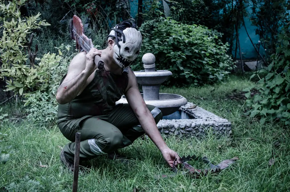 Escena de tensión de película de terror con elemento de arma icónica