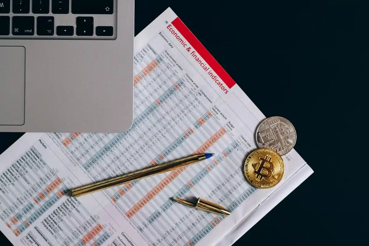 Documentos financieros, certificados de acciones y registros de ingresos en cripto