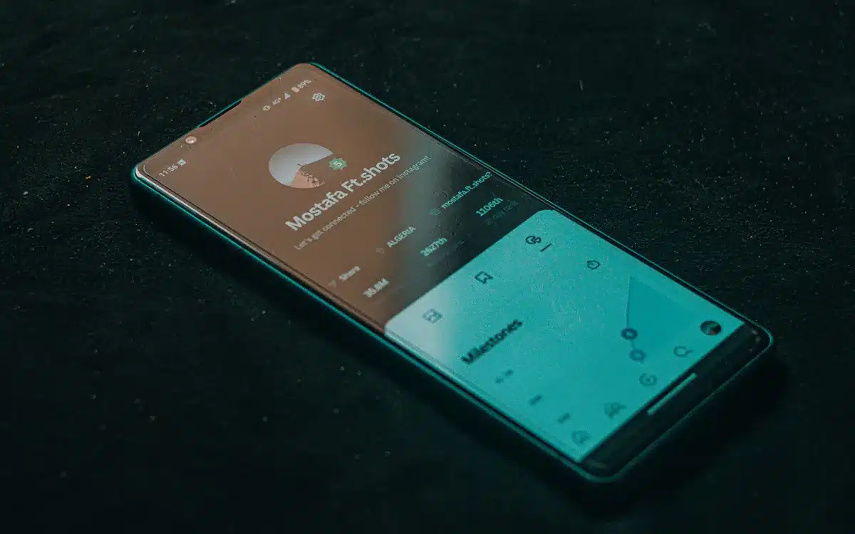 Interfaz de teléfono inteligente con efecto cristal y transparencias en tiempo real