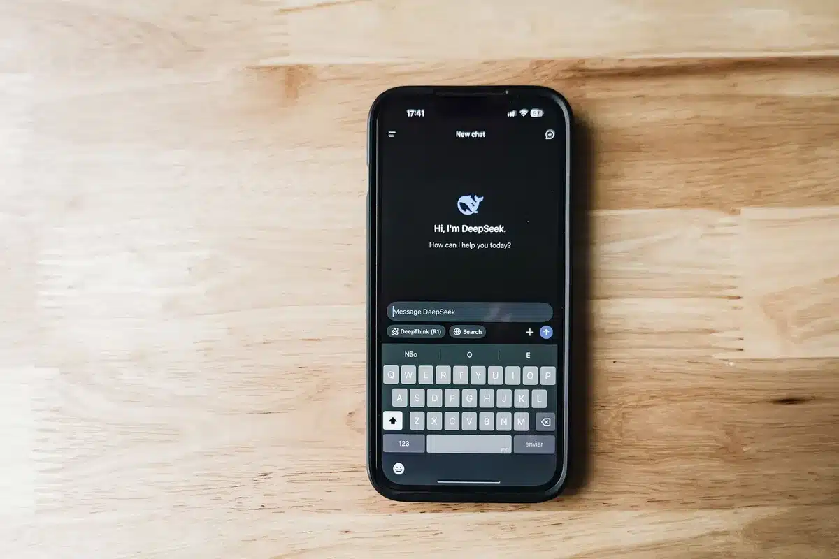 Pantalla de asistente de IA flotante en teléfono móvil con opciones de productividad