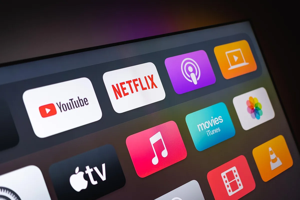 Control remoto y pantalla con menú de streaming listando episodios