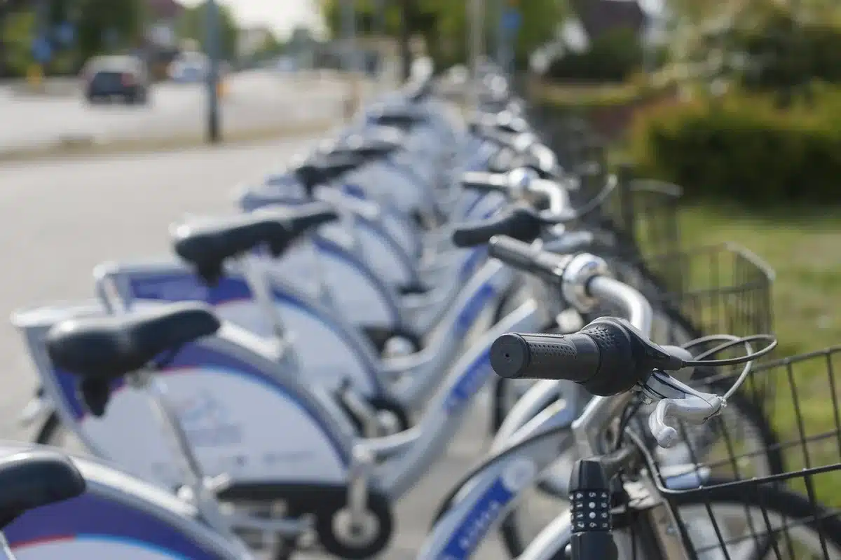 Trabajadora sanitaria desplazándose en bicicleta por Glasgow