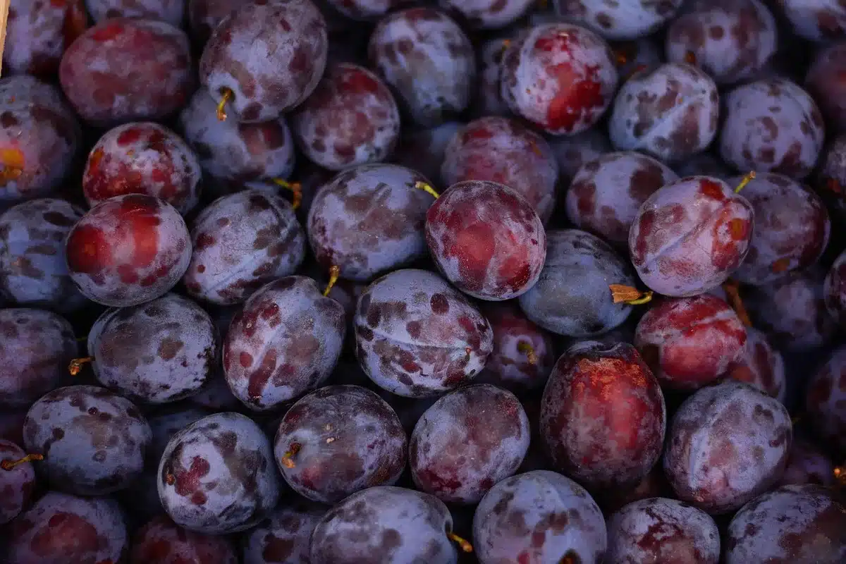 Mercado rural con verduras y compradores anónimos