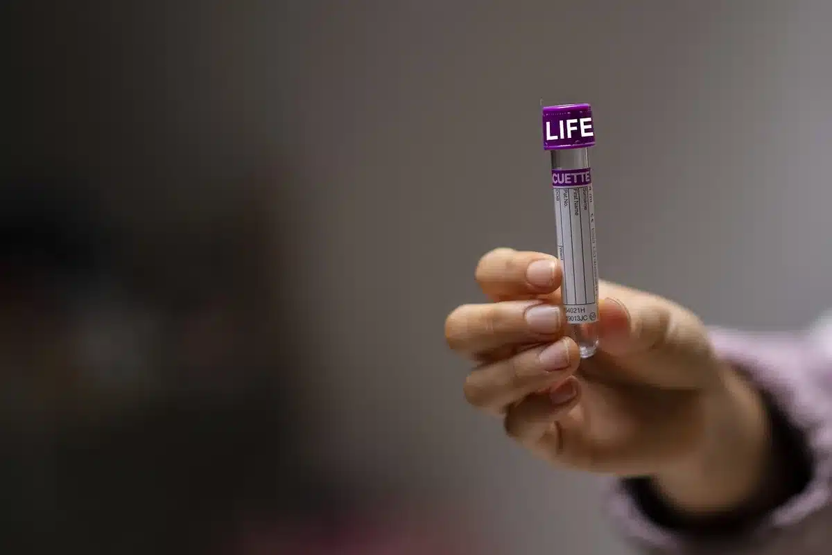 Personal médico con equipo de protección trabajando en laboratorio con muestras y equipos de diagnóstico