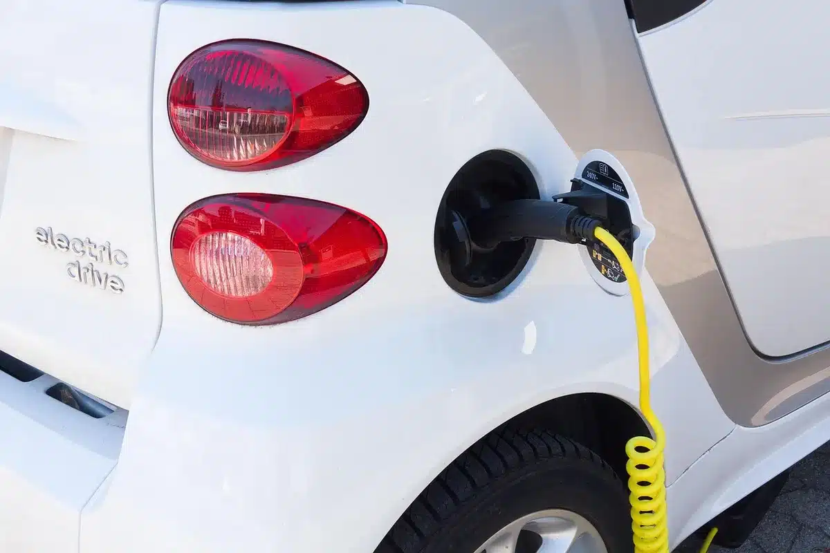 Indicador de precios de combustible en una gasolinera mostrando aumento