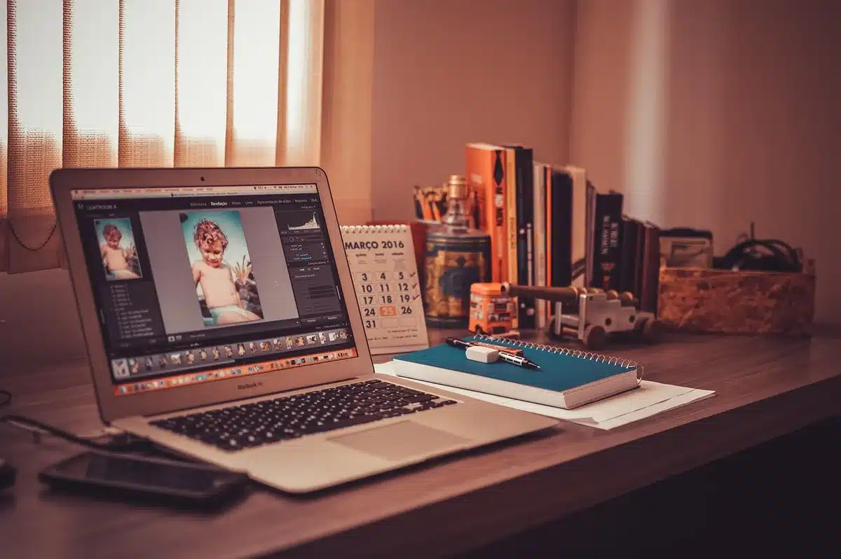 Manos usando laptop con sitio de casting en pantalla desde un hogar