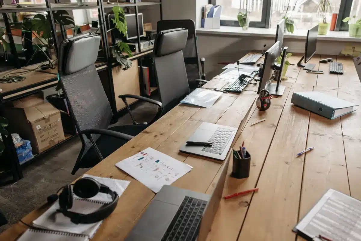 Anonymous newsroom desk with printed pages titled "En las Tripas del Jaguar", coffee cup, reading glasses