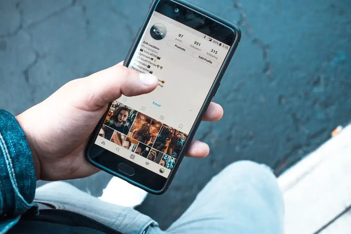 A close-up view of fingers tapping on a Galaxy phone screen in edit mode, with colorful palette options visible for customizing panel colors and transparency