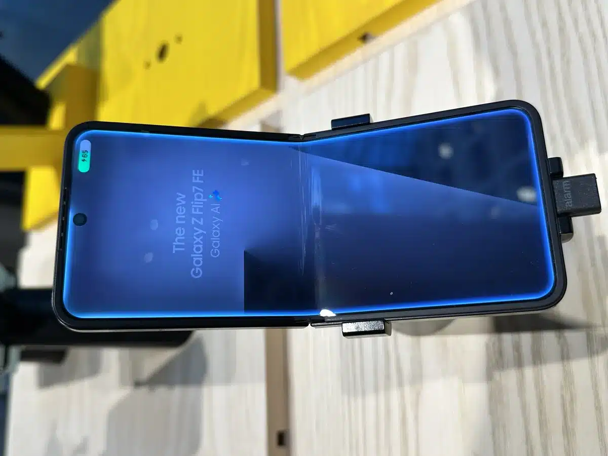 El celular plegable más barato de Samsung, Galaxy Z Flip7 FE, tiene pantalla renovada
