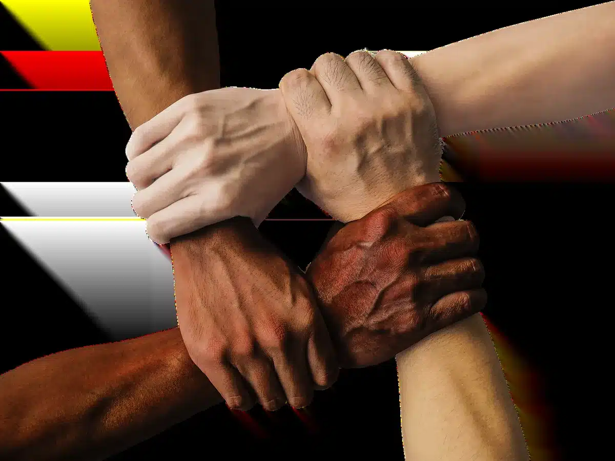 Grupo de adolescentes diversos en conversación, reflejando temas de identidad y género
