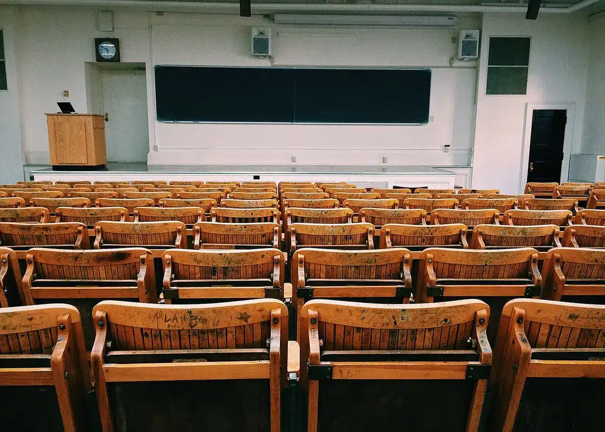 Aula escolar con estudiantes adolescentes en una clase, ambiente de conversación y aprendizaje