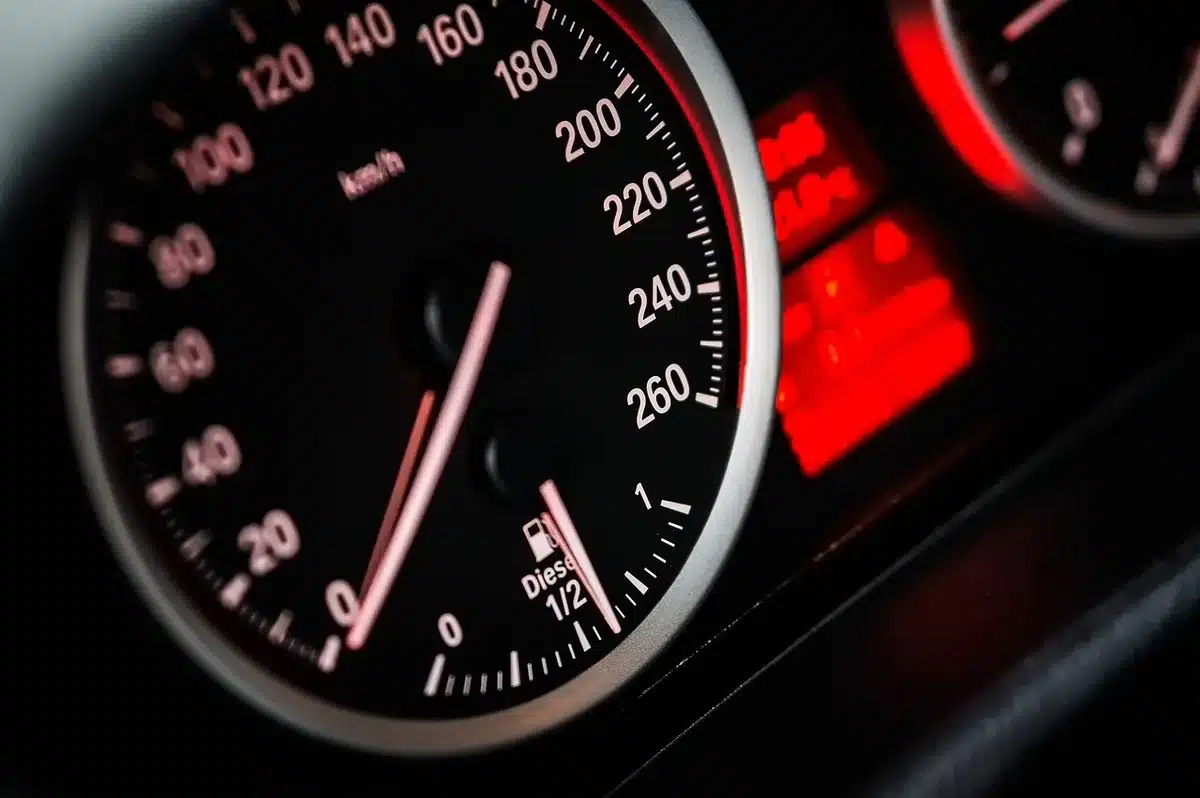 Velocímetro en tiempo real en la pantalla de navegación del vehículo mostrando velocidad actual