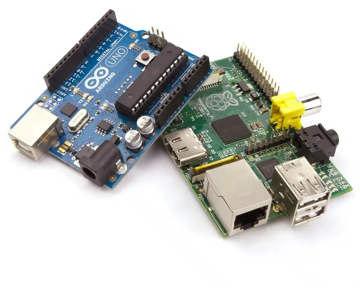 Raspberry Pi con micrófono, altavoz y pequeña pantalla en una mesa