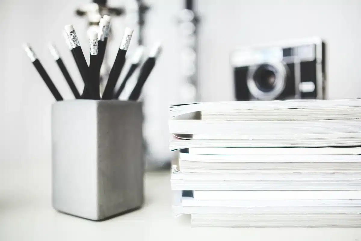 Espacio de trabajo ordenado con ropa y detalles estéticos