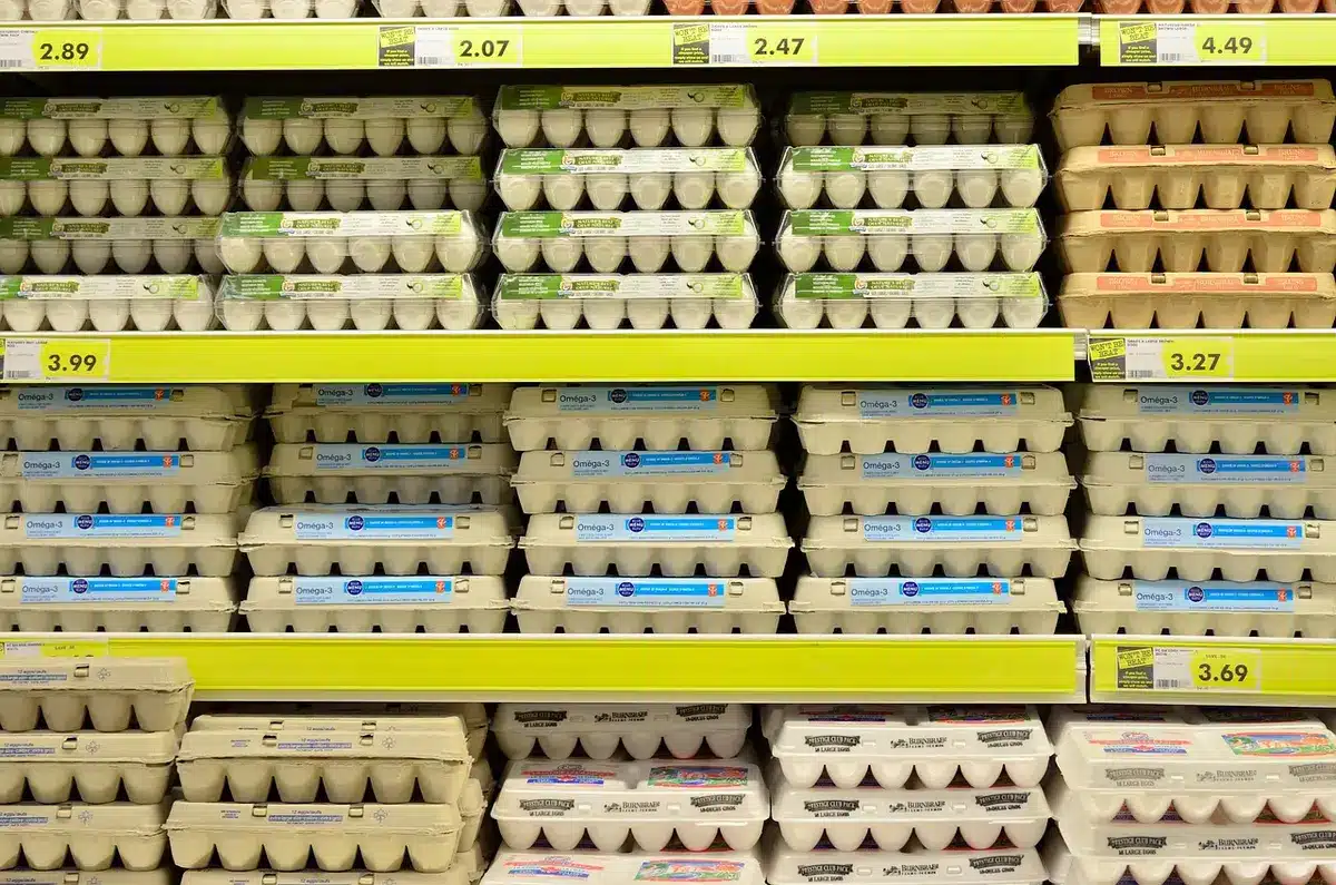 Comprador revisa recibo de compras en supermercado, simbolizando el impacto de la inflación en el bolsillo