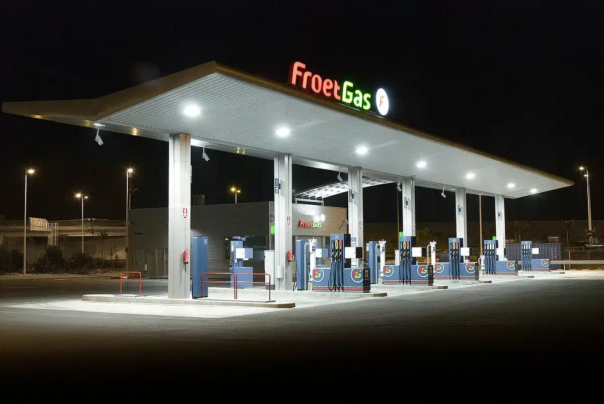 Cola de vehículos en una gasolinera con precios altos