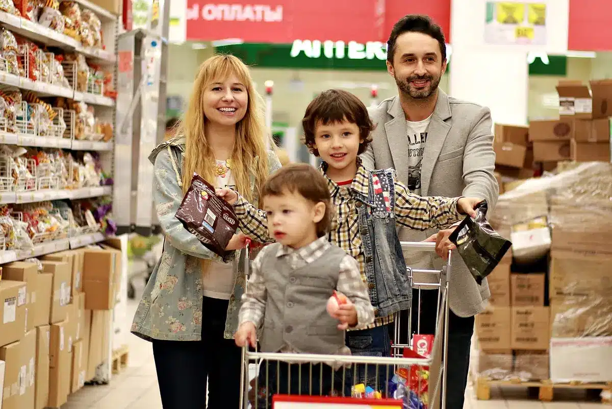 Carrito de compras en un supermercado con productos variados