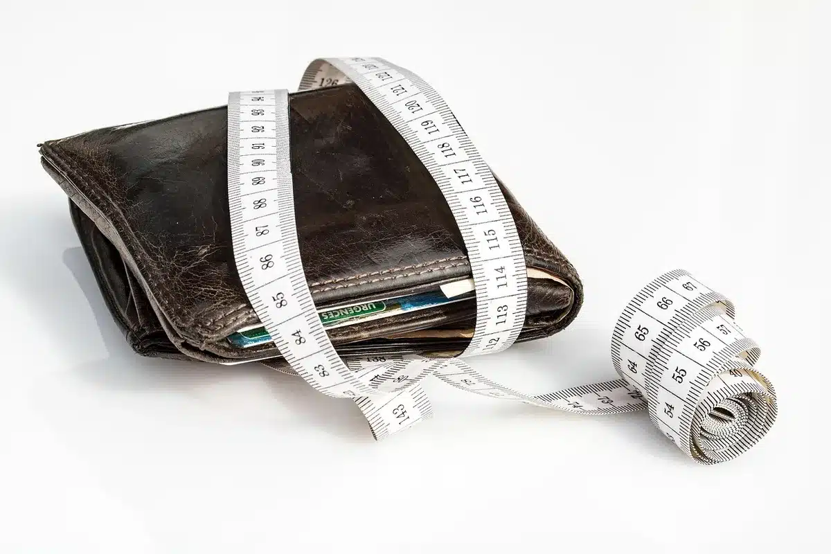 Billetera y recibos de compra sobre una mesa, ilustrando el impacto de la inflación en el presupuesto familiar