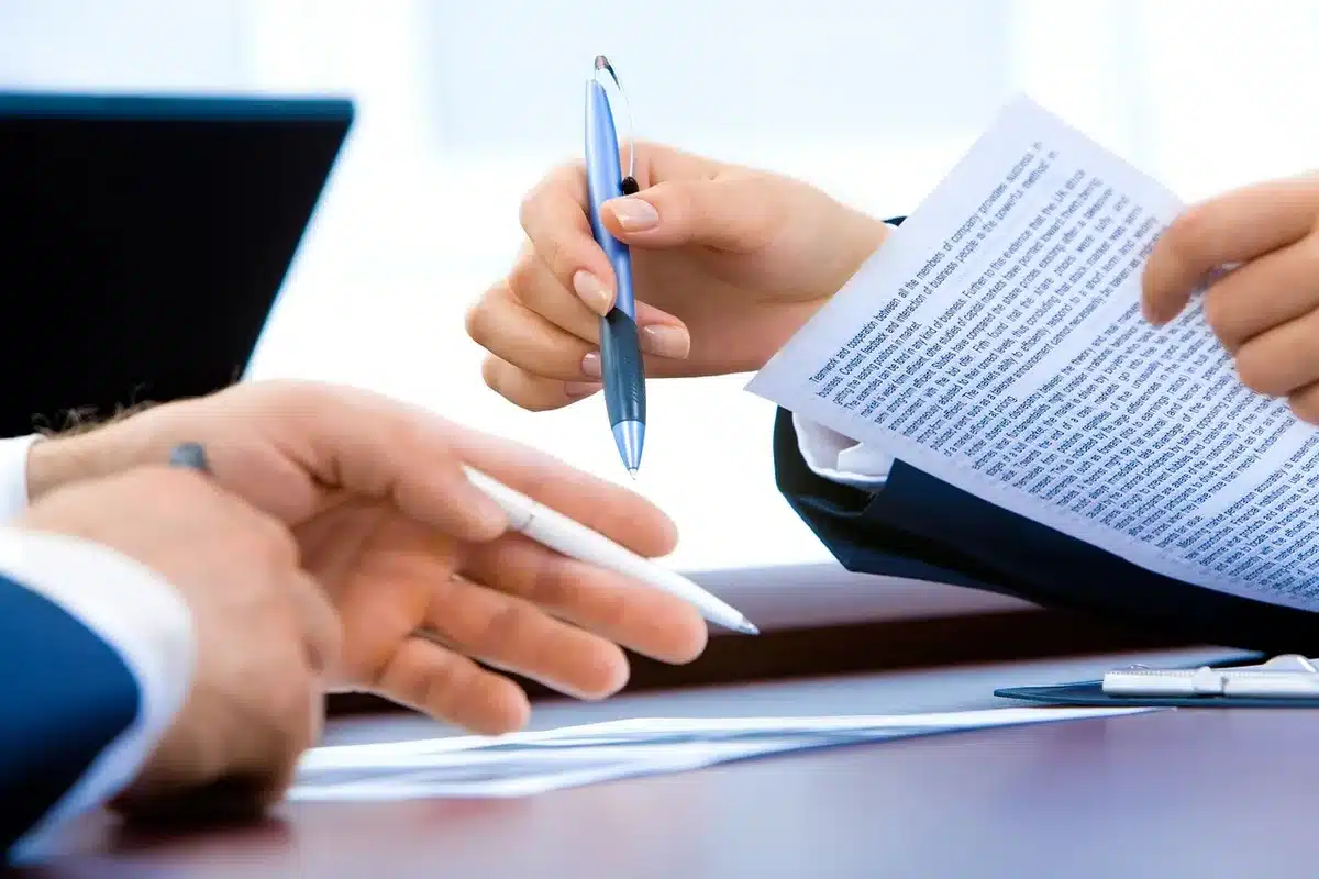 Documentos de derechos de cine y contratos sobre un escritorio de oficina