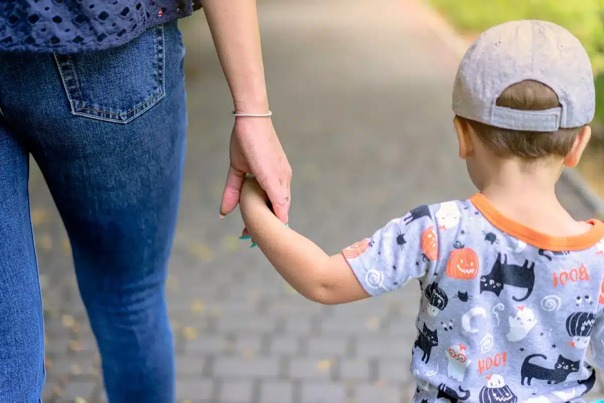 Madre consolando a su hijo adulto en casa