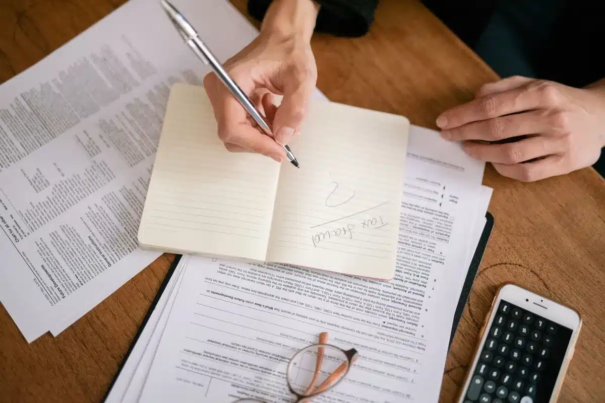 Documentos fiscales y calculadora que ilustran las nuevas limitaciones a deducciones