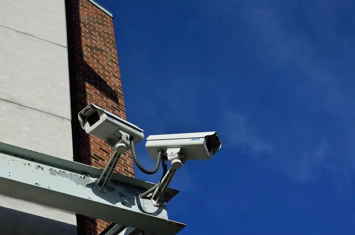 Persona usando gafas inteligentes en un espacio público con preocupación sobre privacidad