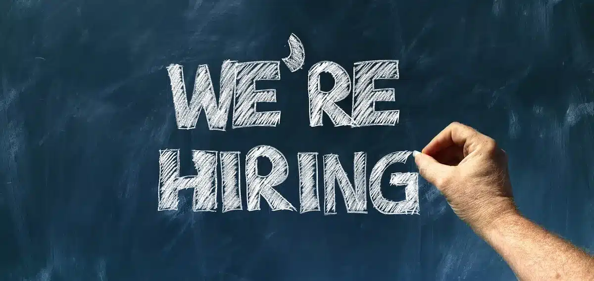 Cola de solicitantes de empleo y ambiente laboral que ilustra empleo afectado