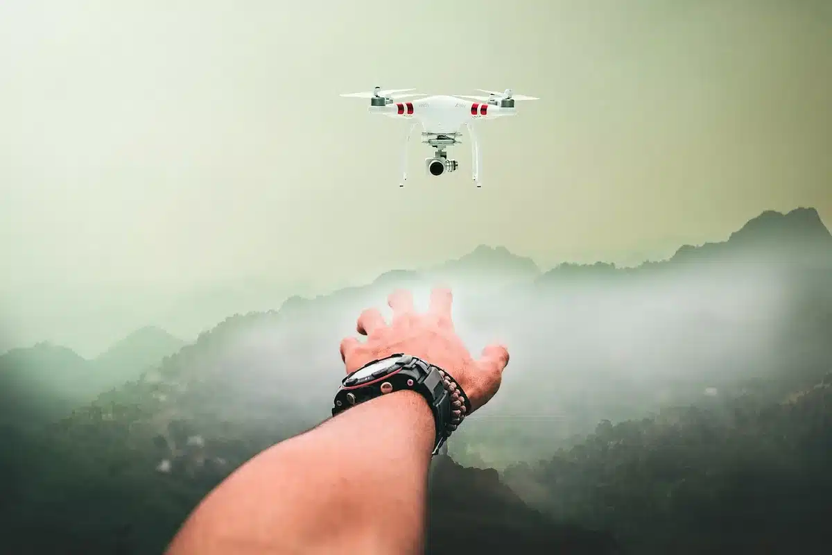 Taller de formación con operadores revisando un dron y pantallas