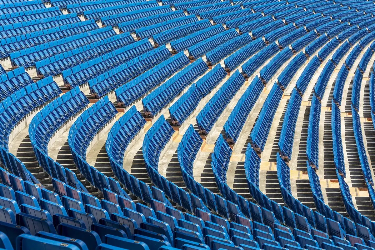 Obras de infraestructura: estadio renovado y obras aeroportuarias en la ciudad