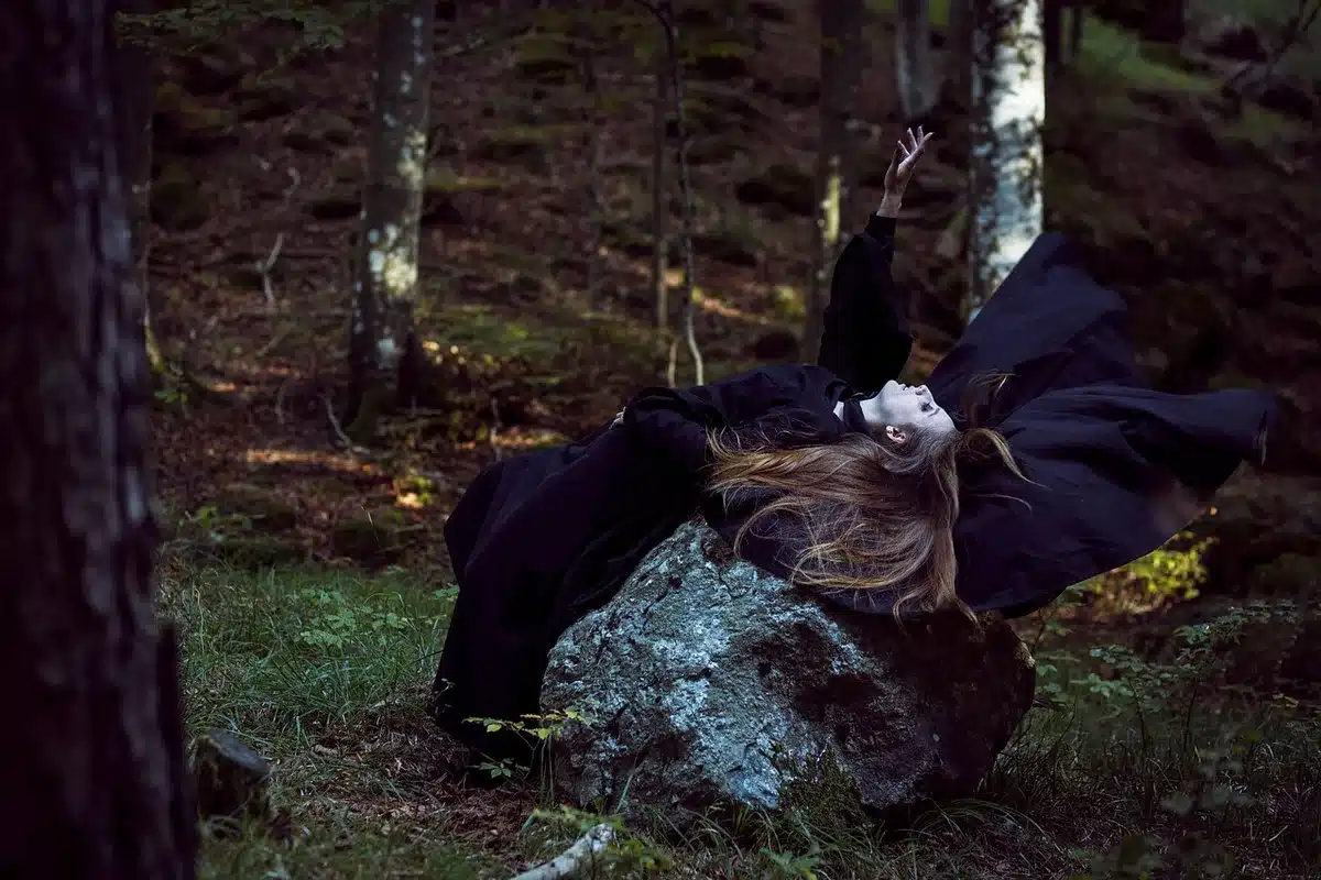 Escena de tensión sobrenatural con atmósfera oscura e inquietante.