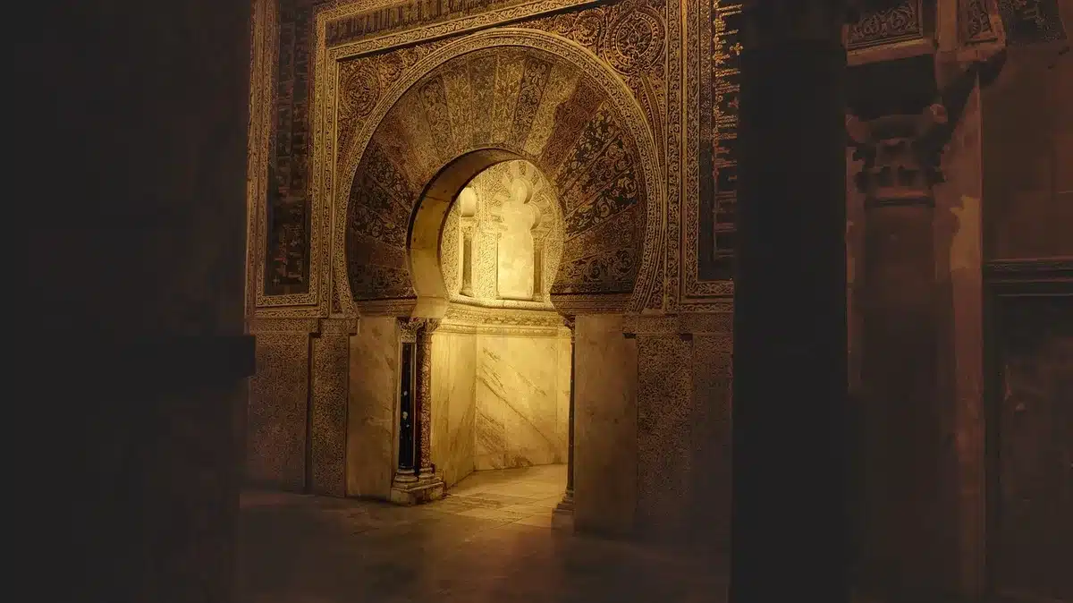 Siluetas anónimas asomándose por una puerta oscura, luz tenue en habitación inquietante.