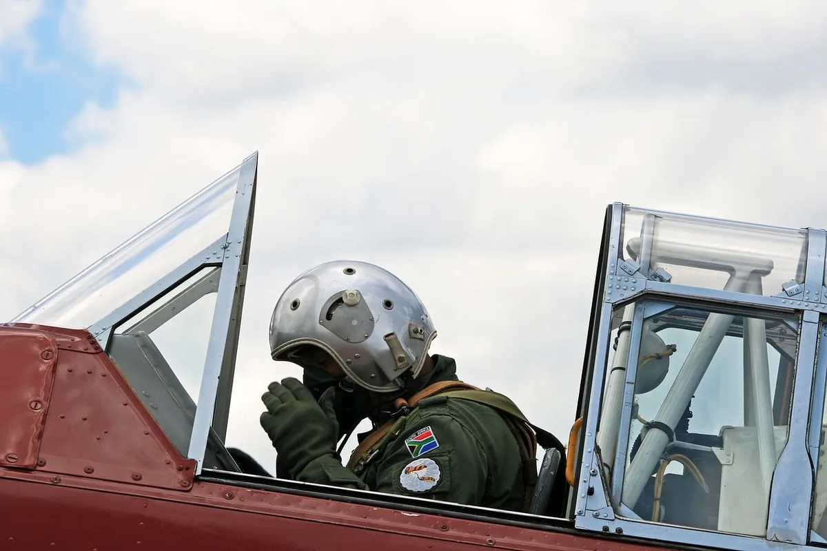 Placa de dirección y pedales adaptados usados por un piloto sin brazos