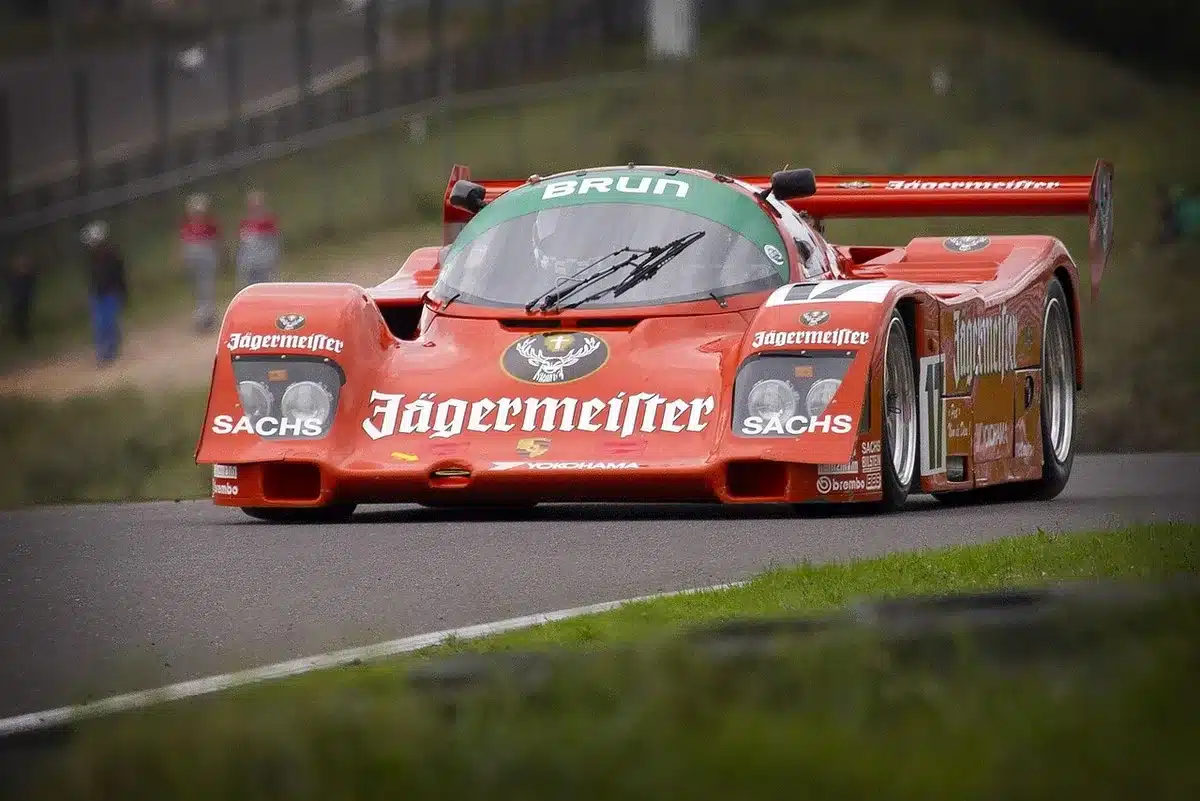 Coche de entrenamiento en circuito a alta velocidad