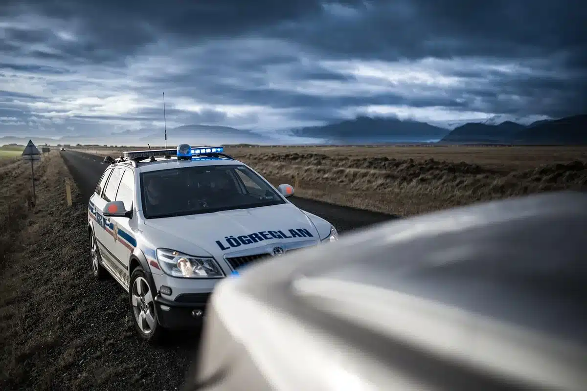 Operación policial en carretera: revisión de vehículos durante un operativo de seguridad.