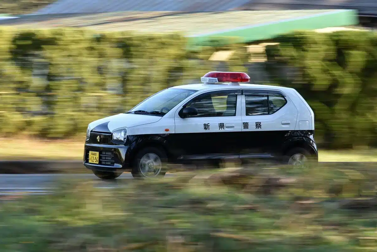 Dos policías en patrulla en una carretera desértica al amanecer, vigilantes y concentrados.