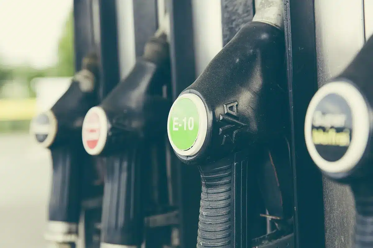 Camión cisterna y refinería al fondo que ilustran el impacto del petróleo en costes