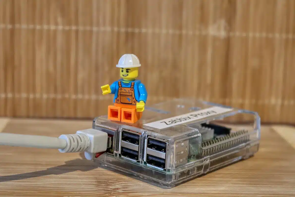 Dos chips genéricos sobre una placa de circuito en un entorno de laboratorio