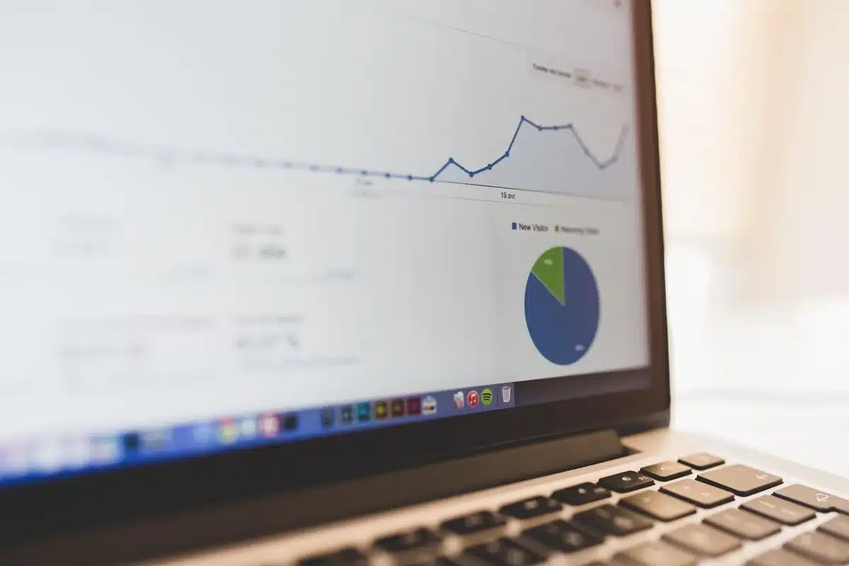 Gráficos y datos económicos en pantalla para análisis de política monetaria