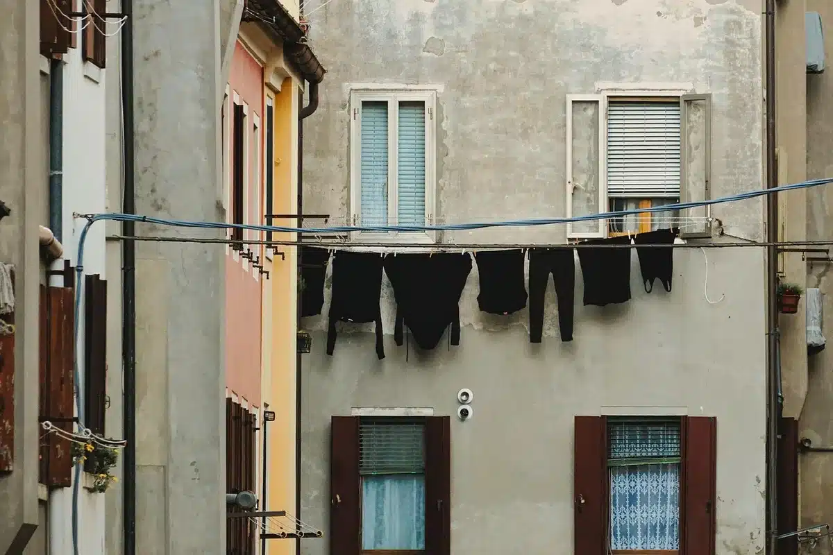 Lavadora-secadora Bespoke AI con pantalla táctil de 7 pulgadas mostrando ciclo activo, botones iluminados en interfaz clara, ropa visible a través de la puerta de cristal