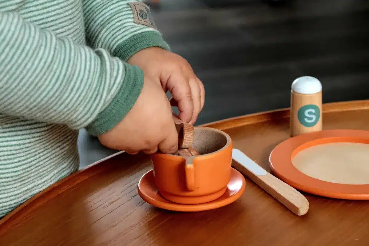 Mesa con juguetes de laboratorio que evoca experimentos infantiles