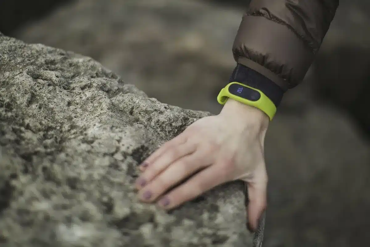 Pulsera fitness ligera insertada en marco intercambiable junto a correas de colores sobre mesa