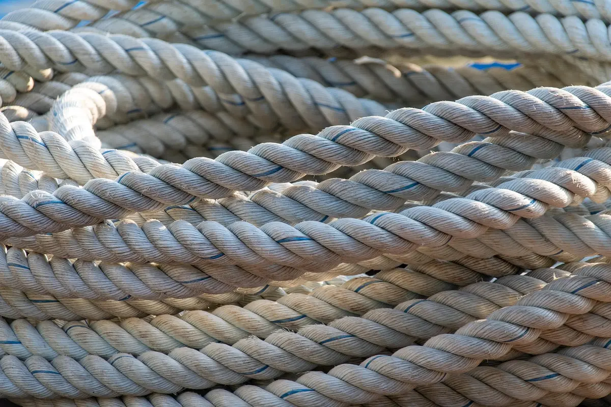 Petrolero en ruta marítima con horizonte nublado que sugiere tensión geopolítica