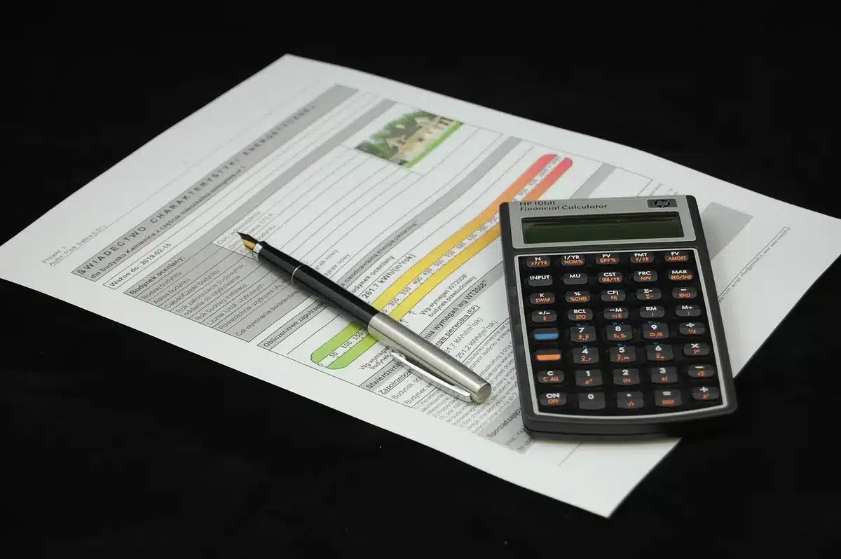 Documentos de crédito y calculadora sobre escritorio con gráficos de tasas de interés