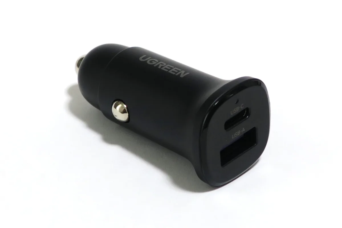 UGREEN parece una mini PC, pero es un cargador de escritorio con varios puertos
