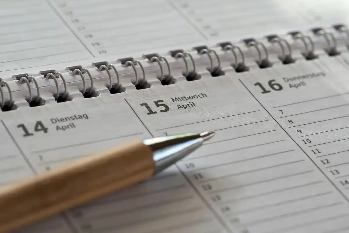 Calendario con fecha de renovación y dispositivo móvil mostrando suscripción