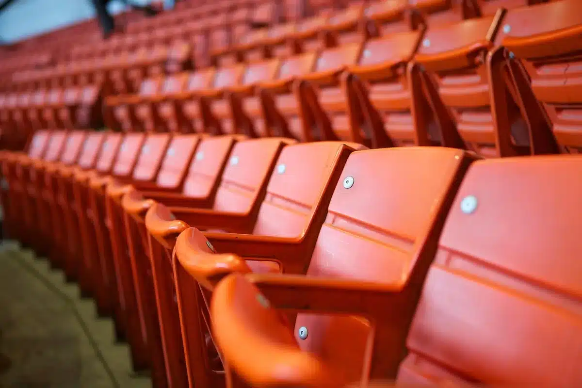 Sala de cine antigua vacía con una silueta sentada en una butaca