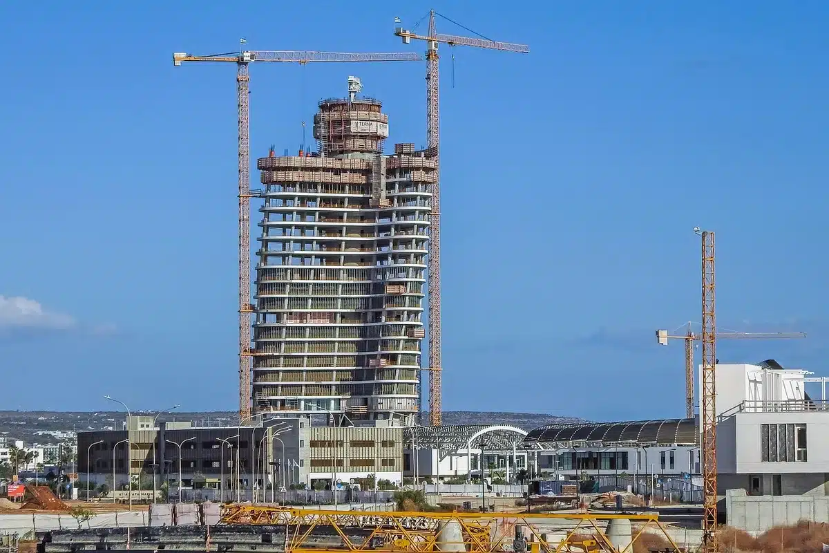 Obra pública en construcción representando inversión física