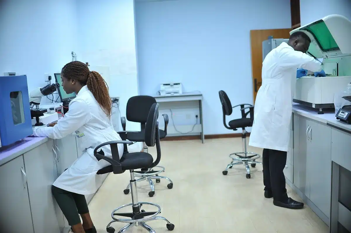 Técnico analizando secuencias de ADN mitocondrial en el laboratorio