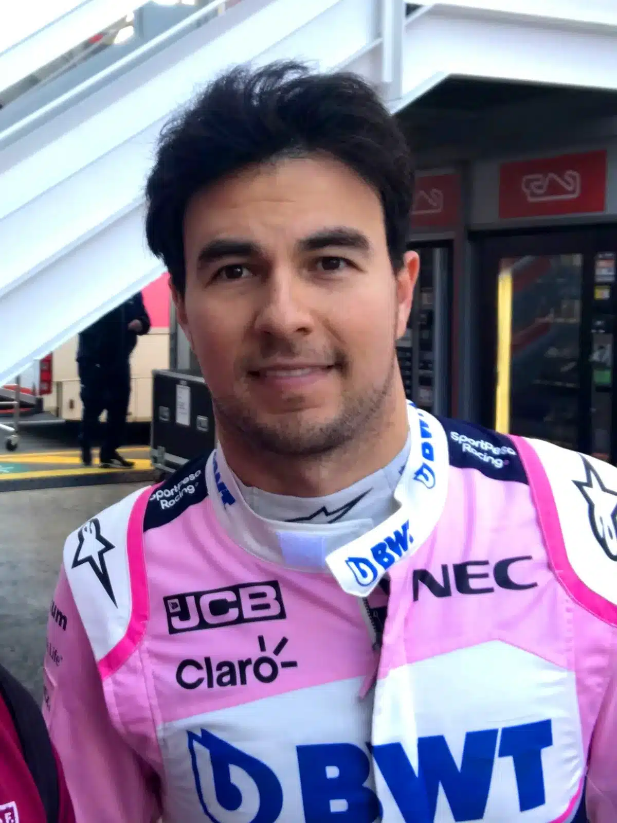 Mercado Libre: cómo comprar merch de Checo Pérez y Cadillac con envío rápido antes